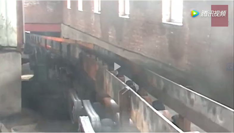 實拍軋鋼廠的壯觀場面，原來鋼筋都是這樣“扯”出來的